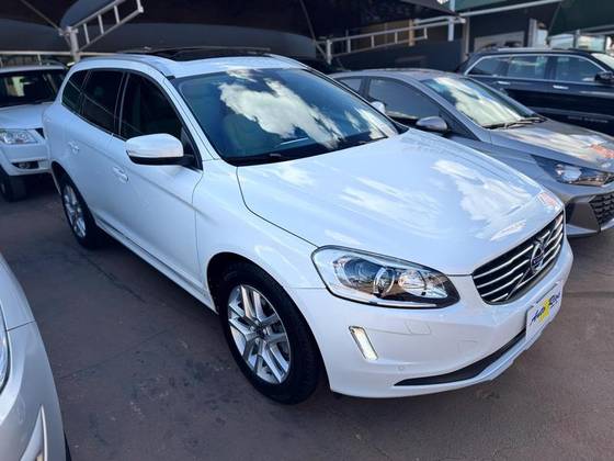 VOLVO XC60 2.4 D5 MOMENTUM DIESEL AWD 4P AUTOMÁTICO